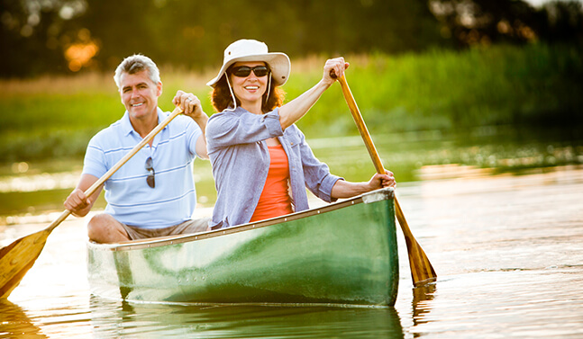 couple canoeing